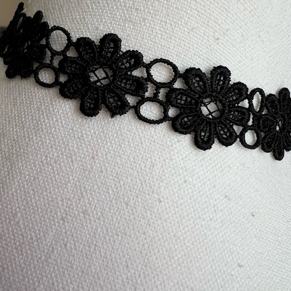 Black Lace Choker – Floral Elegance | Adjustable Fit - Picture 2 of 3